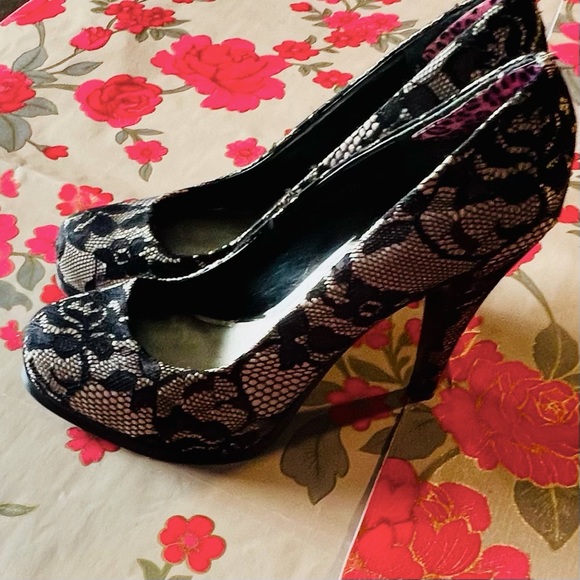 Nine West black lace heels - Picture 2 of 10